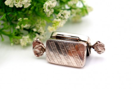 Caixa de comprimidos em prata em forma de rebuçado retangular com relevos